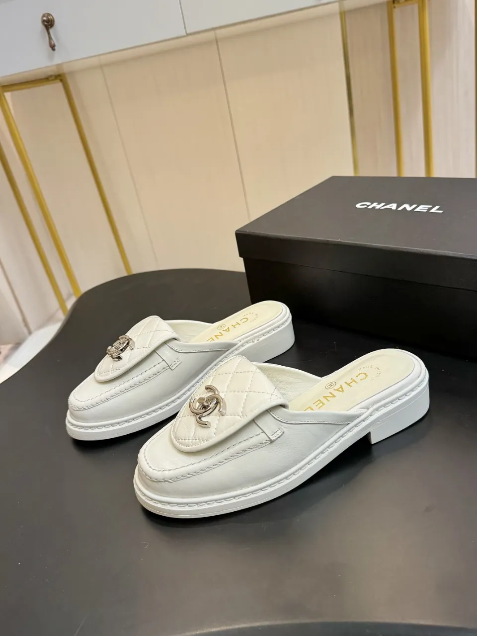 👟👟Ex-factory price 560👟👟 🔥🔥🔥Xiaoxiang official website synchronizes the high version of CHANEL 2025 Chanel top buckle exposed heel shoes, a must-have hot style for early spring, the goddess series, with the elegant and ladylike temperament of the fragrance family, super durable, irresistible, and exciting... ▪️The upper is imported sheepskin ▪️Inside imported sheep lining (same as the original) ▪️Original model opening, genuine leather outsole🇮🇹 ▪️Standard code 35- 41 42 Customized, non-returnable
